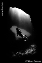Light over diver by Victor Tabernero 